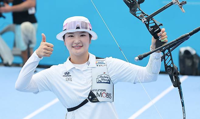 강채영이 12일 광주 5·18민주광장에서 열린 2025 세계양궁선수권대회 리커브 여자 개인전 결승에서 우승한 뒤 포즈를 취하고 있다. 광주=연합뉴스