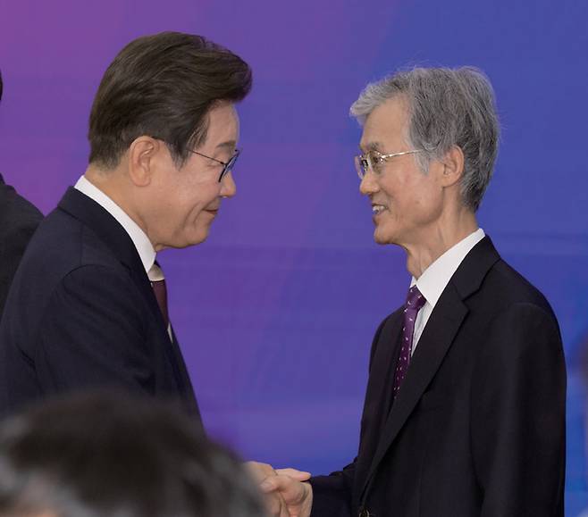 이재명 대통령(가운데)과 조희대 대법원장(맨 오른쪽)이 6월4일 국회의사당에서 열린 제21대 대통령 취임선서식에서 악수하고 있다. ⓒ시사저널 이종현