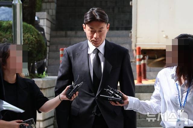 축구선수 황의조가 지난 4일 서울 서초구 서울중앙지방법원에서 열린 불법촬영 등 혐의 항소심 선고기일에 출석하고 있다. /사진=뉴시스 제공