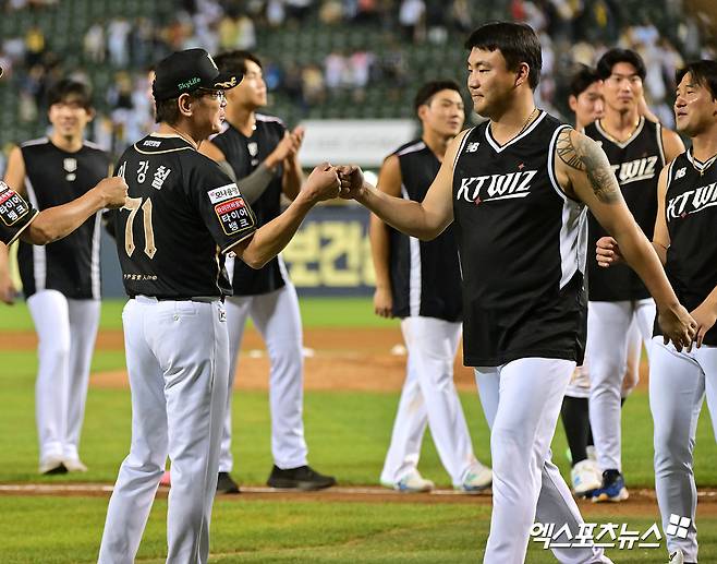 11일 오후 서울 송파구 잠실야구장에서 열린 '2025 신한 SOL Bank KBO리그' KT 위즈와 LG 트윈스의 경기, KT가 권동진의 결승타에 힘입어 LG에 6:4 역전승을 거뒀다. 이날 경기에서 승리한 KT 이강철 감독이 선수들과 함께 기뻐하고 있다. 잠실, 김한준 기자