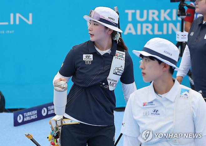 함께 과녁 바라보는 강채영-안산 (광주=연합뉴스) 김성민 기자 = 12일 광주 동구 국립아시아문화전당 5·18민주광장에서 열린 2025 세계양궁선수권대회 리커브 여자 개인전 4강에서 승리한 강채영(왼쪽)과 안산이 과녁을 바라보고 있다. 2025.9.12 ksm7976@yna.co.kr