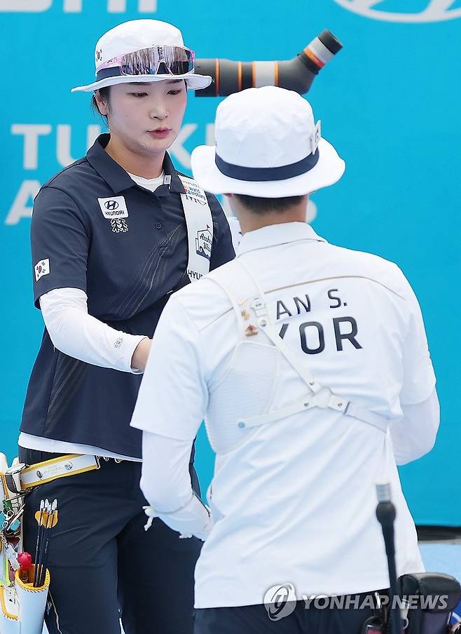 인사하는 강채영-안산 (광주=연합뉴스) 김성민 기자 = 12일 광주 동구 국립아시아문화전당 5·18민주광장에서 열린 2025 세계양궁선수권대회 리커브 여자 개인전 4강에서 강채영(왼쪽)과 안산이 인사하고 있다. 2025.9.12 ksm7976@yna.co.kr