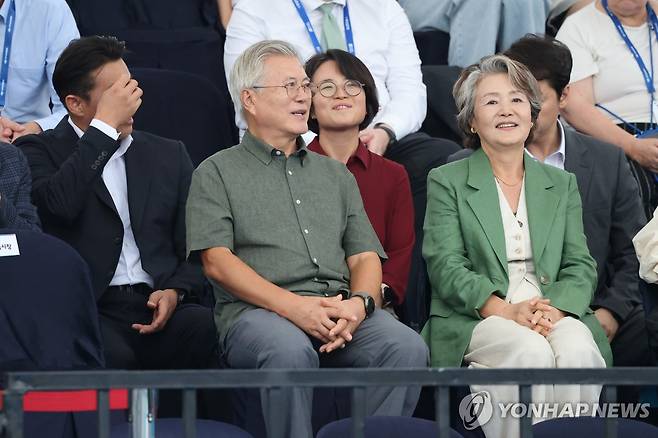 경기 지켜보는 문재인 전 대통령 부부 (광주=연합뉴스) 김성민 기자 = 문재인 전 대통령과 김정숙 여사가 12일 광주 동구 국립아시아문화전당 5·18민주광장에서 열린 2025 세계양궁선수권대회 리커브 여자 개인전을 관람하고 있다. 2025.9.12 ksm7976@yna.co.kr