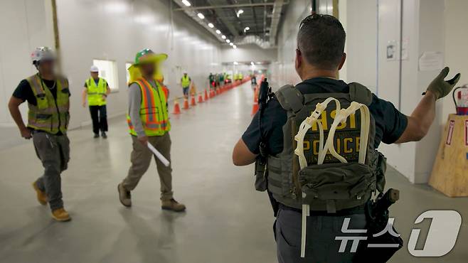 미국 이민세관단속국(ICE)이 조지아주 내 현대자동차그룹과 LG에너지솔루션 합작 배터리 공장 건설 현장에서 한국인 직원 300여 명을 체포하는 영상을 체포 이튿날인 5일(현지 시각) 공개했다. (ICE 홈페이지. 재판매 및 DB금지) 2025.9.6/뉴스1