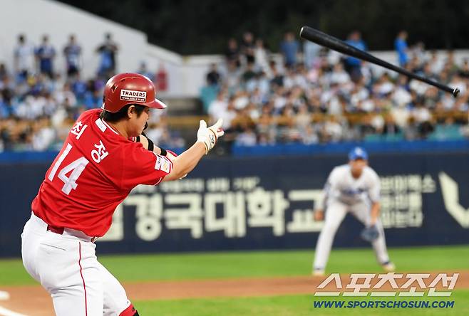 첫 타석에서 헛스윙 직후 손에서 배트가 빠지고 말았다.