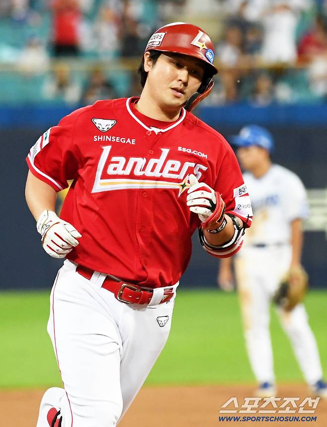 첫 타석 배트를 놓친 해프닝 뒤 최정은 마지막 타석에서 솔로포를 터뜨리며 10시즌 연속 20홈런 대기록을 달성했다. 대구=박재만 기자 pjm@sportschosun.com