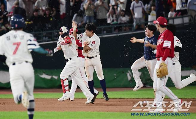 13일 부산 사직구장에서 열린 롯데와 SSG의 경기. 9회말 롯데 김민성이 끝내기 안타를 날렸다. 동료들과 함께 승리의 기쁨을 나누고 있는 김민성. 부산=송정헌 기자songs@sportschosun.com/2025.09.13/