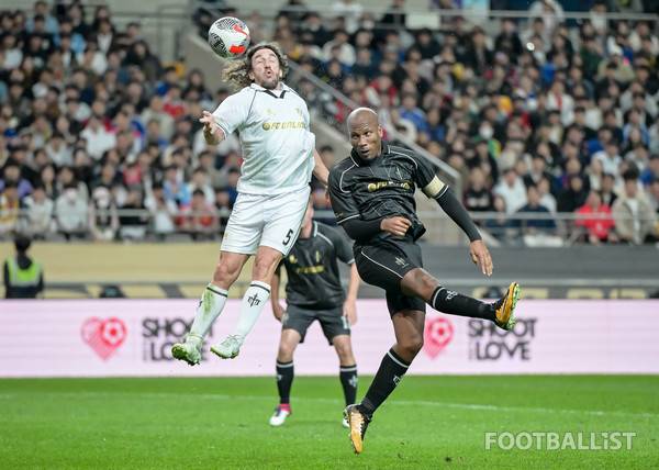 2024 아이콘매치 당시 카를레스 푸욜(왼쪽, 실드 유나이티드), 디디에 드로그바(오른쪽, FC스피어). 서형권 기자