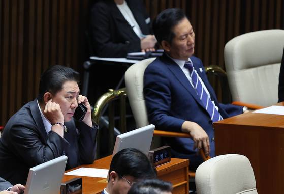 더불어민주당 정청래 대표(오른쪽)과 김병기 원내대표가 11일 국회에서 열린 본회의에 참석했다. 임현동 기자
