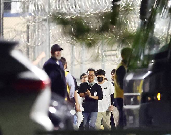 미국 이민당국에 구금됐던 한국인 노동자들이 11일(현지시간) 새벽 조지아주 포크스턴의 이민세관단속국(ICE) 구금시설에서 풀려나 귀국 전세기를 타기 위해 애틀랜타 공항으로 이동하고 있다. 연합뉴스