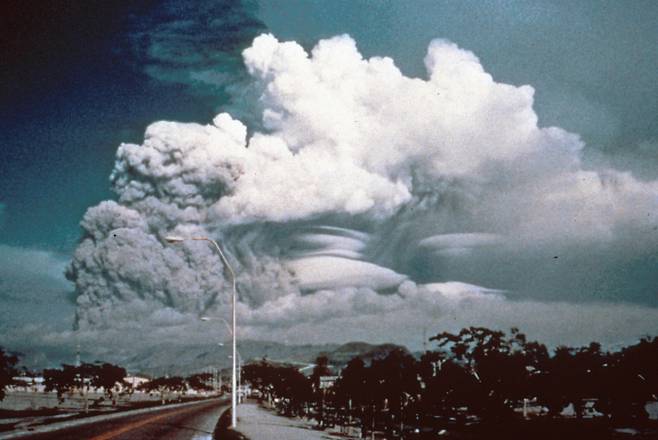 1991년 6월 필리핀 피나투보 화산이 분화하던 순간 /사진=필리핀 화산 및 지진학 연구소·워싱턴대프레스