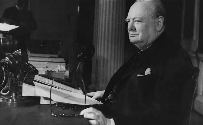 제2차 세계대전을 일으킨 나치 독일이 1945년 5월 영국, 미국 등 연합국에게 무조건 항복을 선언한 직후 윈스턴 처칠 당시 영국 총리가 연합국 국민을 향해 라디오 방송 연설을 하고 있다. 나치즘에 맞선 처칠의 불굴의 의지는 영국은 물론 동맹인 미국 국민에게도 큰 감동을 선사했다. 게티이미지