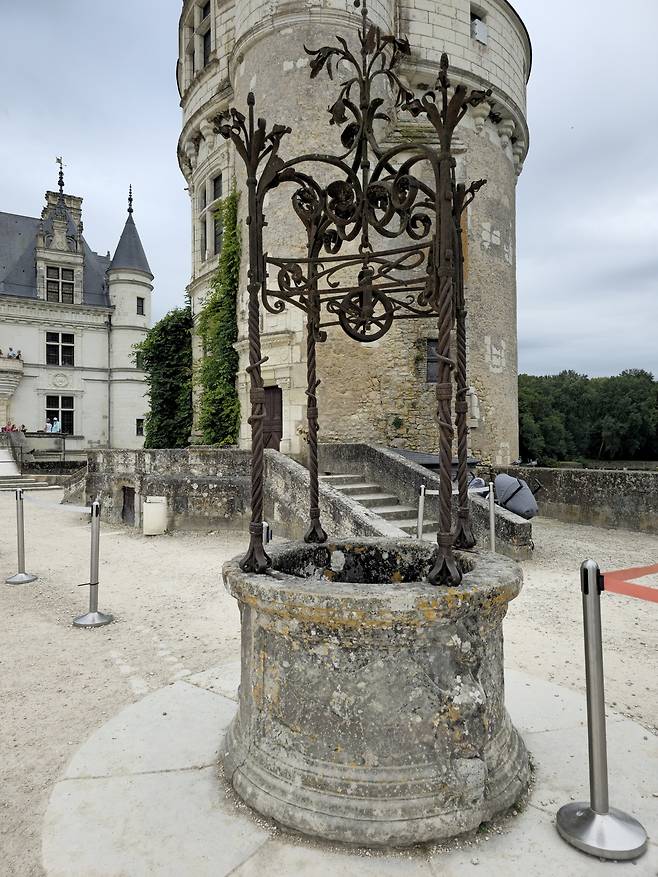 마르크 탑 앞 우물.