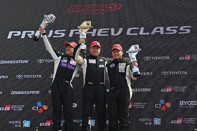 포디엄에 오른 레드콘 모터스포트 이율. 사진: 김학수 기자