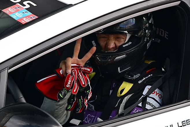 경기를 마치고 포즈를 취하고 있는 레드콘 모터스포트 이율. 사진: 김학수 기자