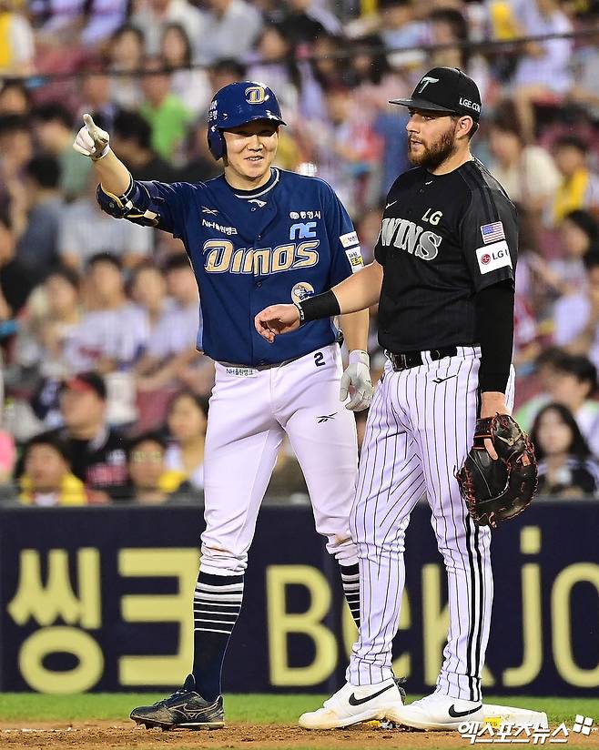 18일 오후 서울 송파구 잠실야구장에서 열린 '신한 SOL Bank KBO리그' NC 다이노스와 LG 트윈스의 경기, 4회초 2사 2루 NC 박민우가 1타점 적시타를 때려낸 뒤 세리머니를 하고 있다. 엑스포츠뉴스 DB