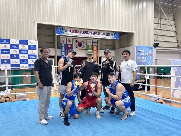 제55회 대통령배 전국시도복싱대회에서 남일반부에서 종합우승을 차지한 수원시청 김기택 감독(왼쪽)과 선수들이 기념촬영을 하고 있다. /경기도복싱협회 제공