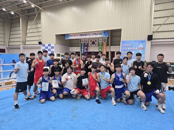 제55회 대통령배 전국시도복싱대회 대학부에서 종합 1위를 달성한 용인대 복싱부. /경기도복싱협회 제공