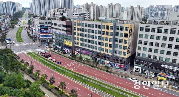 화성시가 3차로 나섰던 동탄신도시 트램 건설 사업자 선정이 유찰됐다. 사진은 화성시 동탄순환도로 트램 노선 예정 부지(도로 중앙 녹색구간). /경인일보DB