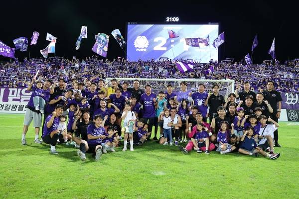 K리그1 FC 안양이 제주SK FC에 역전승을 이루며 승격 후 첫 3연승을 달성하고 팬들과 기념촬영을 하고 있다. 2025.9.14 /한국프로축구연맹 제공