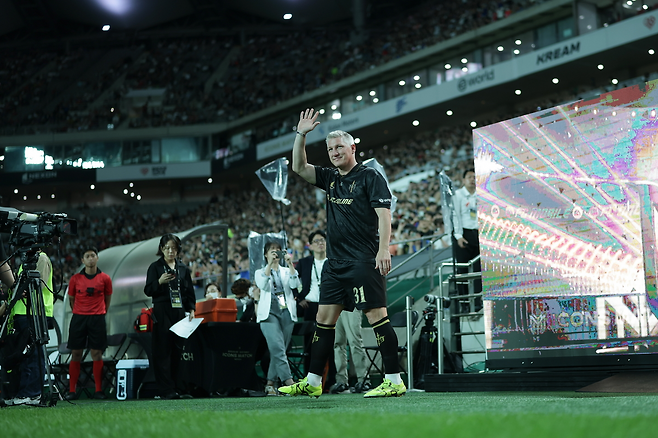 입장 때 많은 환호를 받은 슈바인슈타이거(제공=넥슨).