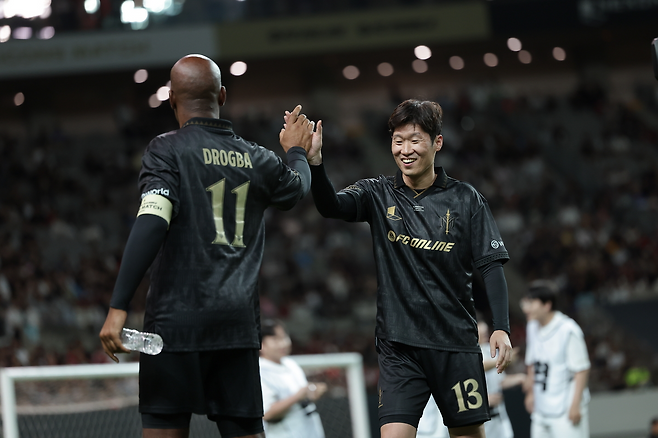 FC 스피어의 승리를 확정지은 드로그바와 박지성(제공=넥슨).