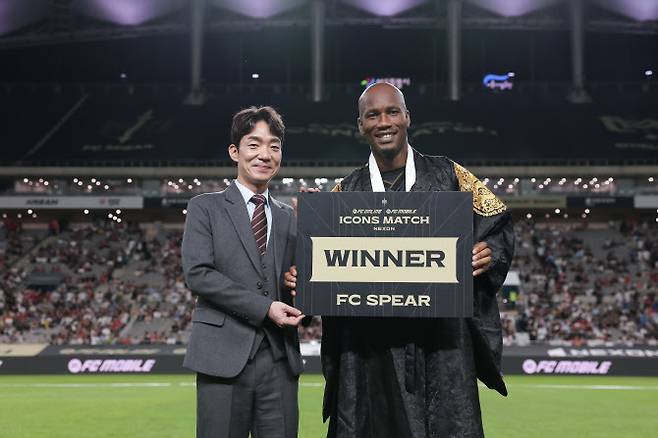 박정무 넥슨 부사장과 FC 스피어 주장 디디에 드로그바가 시상식 중 기념 촬영을 하고 있다. 사진=넥슨