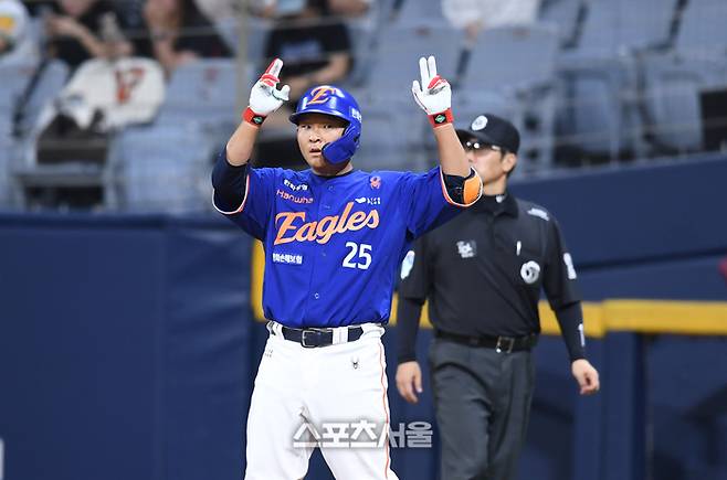 한화 김태연이 서울 고척스카이돔에서 열린 2025 KBO리그 키움과 경기 9회초 우전안타를 친 후 세리머니를 하고 있다. 고척 | 최승섭기자 thunder@sportsseoul.com