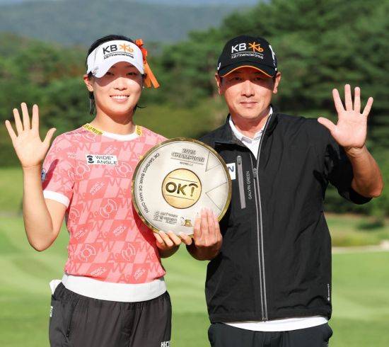 방신실이 OK저축은행 읏맨오픈 우승 직후 캐디와 함께 트로피를 들고 미소를 짓고 있다. KLPGA