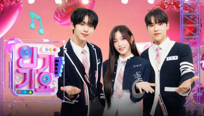 임영웅이 9월 14일 SBS '인기가요'에 출연해 신곡 '순간을 영원처럼'을 무대에서 최초 공개한다. 최근 발표한 정규 2집 'IM HERO 2'는 발매 후 타이틀곡과 수록곡 모두 음원차트 상위권에 올랐으며, 멜론 주간 인기상 1위에도 랭크됐다. 임영웅은 10월부터 전국투어 콘서트도 앞두고 있다. 이번 '인기가요' 무대는 오랜만에 음악방송에 출연하는 것으로, 팬들과 시청자들의 기대감을 모으고 있다. 방송은 9월 14일 오후 3시 20분 SBS에서 시작된다.