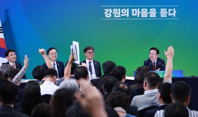 이재명 대통령이 12일 강원 춘천시 강원창작개발센터에서 열린 '강원의 마음을 듣다' 타운홀 미팅에서 참석자들의 질문을 받고 있다. ⓒ뉴시스