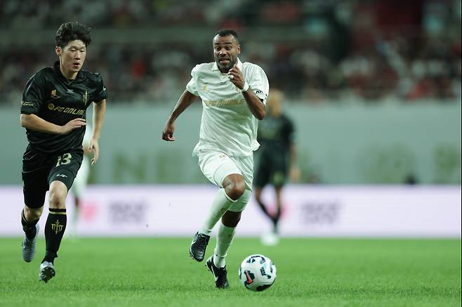 14일 서울월드컵경기장에서 열린 2025 아이콘매치 FC 스피어와 실드 유나이티드의 경기. 스피어 박지성(왼쪽)과 실드 콜이 경합하고 있다. 사진=넥슨