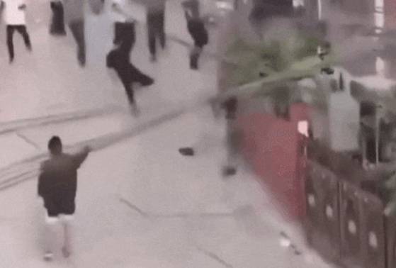 비슈누 프라사드 파우델 재무부 장관으로 추정되는 인물이 시위대에 폭행당하는 모습. 사진 SNS 캡처