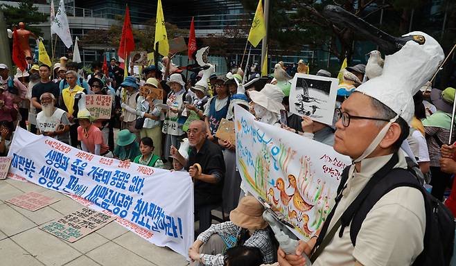 8일 서울 서초구 행정법원 앞에서 새만금신공항 기본계획 취소소송 인용촉구 기자회견이 열리고 있다. 2025.9.8 <연합뉴스>