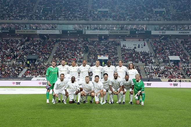 ‘2025 아이콘 매치: 창의 귀환, 반격의 시작’이 14일 서울월드컵경기장을 가득 메우며 성황리에 열렸다. 경기 전 기념촬영을 하는 실드 유나이티드 선수단. 사진제공|넥슨