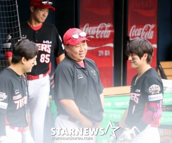 이범호(가운데) KIA 타이거즈 감독. /사진=강영조 선임기자