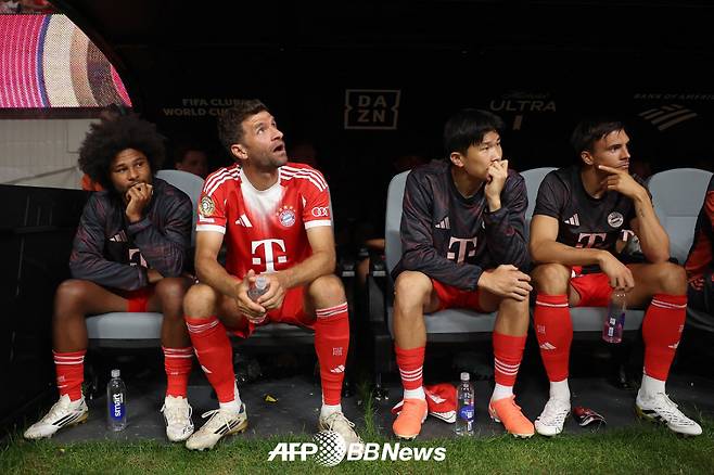 벤치에 앉아 있는 바이에른 뮌헨 김민재(오른쪽 두 번째). /AFPBBNews=뉴스1