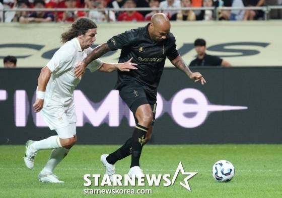 돌파하는 티에리 앙리(가운데). /사진=김진경 대기자