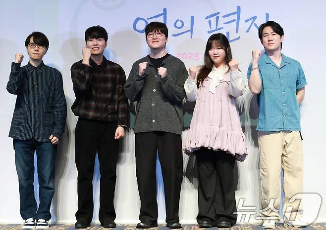 성우 남도형(왼쪽부터)과 김민주, 이수현, 김용환 감독, 민승우가 15일 서울 송파구 롯데월드시네마에서 열린 애니메이션 영화 '연의 편지' 시사회 및 기자간담회에 참석해 포즈를 취하고 있다. '연의 편지'는 책상 서랍에서 우연히 의문의 편지를 발견하게 된 전학생 ‘소리’가 편지 속 힌트로 이어지는 다음 편지들을 찾아가며 벌어지는 이야기를 담았다. 2025.9.15/뉴스1 ⓒ News1 권현진 기자