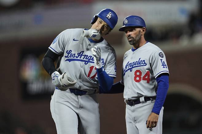 오타니가 14일(한국시각) 샌프란시스코전에서 9회 안타를 치고 나가 크리스 우드워드 1루 코치의 이야기를 듣고 있다. AP연합뉴스