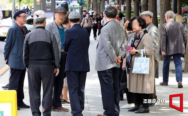 서울 청계천 부근에서 어르신들이 모여 이야기를 나누고 있다. 기사 내용과 무관한 자료사진