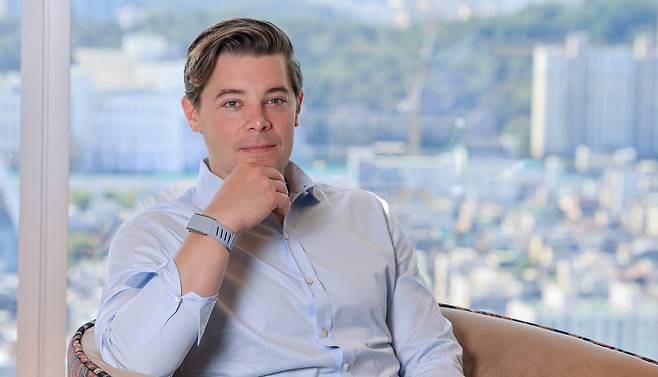 오픈AI 최고운영책임자(COO) 브래드 라이트캡이 11일 오전 서울 강남구 한 호텔에서 본지와 인터뷰를 하고 있다. /박성원 기자