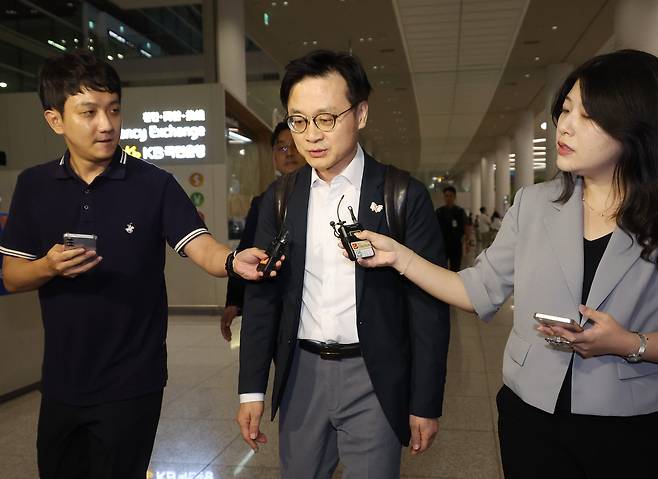 미국 현지에서 한미 관세협상 관련 후속 협의를 한 김정관 산업통상자원부 장관이 14일 오전 영종도 인천국제공항을 통해 귀국하고 있다. /연합뉴스