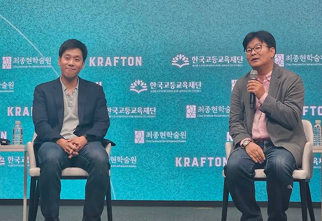뉴럴링크(Neuralink) 공동창업자인 서동진 박사(왼쪽)과 정재승 KASIT 뇌인지과학과 교수가 대담을 하고 있다./염현아 기자
