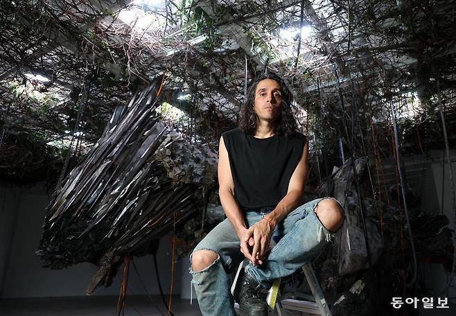 아드리안 비야르 로하스 작가가 서울 종로구 아트선재센터에서 열린 개인전 ‘적군의 언어’에서 공개한 조각 작품들은 ‘타임엔진’이라는 프로그램을 이용했다. 작가는 “사람의 손가락이 여섯 개이고 그래서 육십진법을 사용하며 열두 손가락으로 연주하는 피아노 음악 등 상상 밖의 세계를 만들어 내기 위해 이 프로그램을 쓴다”고 했다. 전영한 기자 scoopjyh@donga.com