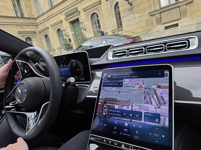 레벨3 자율주행 시스템이 탑재된 메르세데스-벤츠 S클래스 '드라이브 파일럿(Drive Pilot)' 내부 모습.