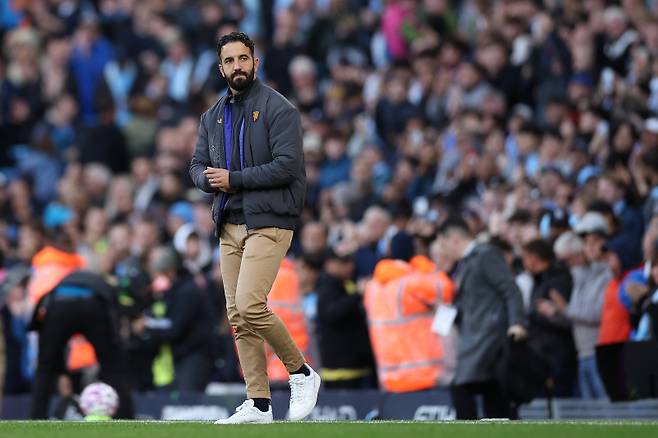 <yonhap photo-1038=""> epa12377083 Manchester United's manager Ruben Amorim looks on after losing the English Premier League soccer match between Manchester City and Manchester United, in Manchester, Britain, 14 September 2025. EPA/ADAM VAUGHAN EDITORIAL USE ONLY. No use with unauthorized audio, video, data, fixture lists, club/league logos, 'live' services or NFTs. Online in-match use limited to 120 images, no video emulation. No use in betting, games or single club/league/player publications./2025-09-15 02:40:33/ <저작권자 ⓒ 1980-2025 ㈜연합뉴스. 무단 전재 재배포 금지, AI 학습 및 활용 금지></yonhap>