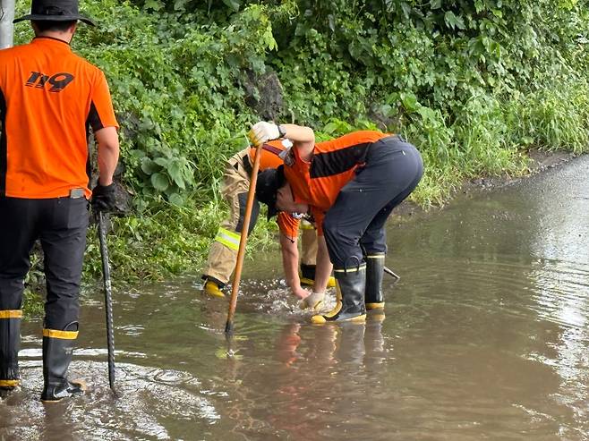 오늘(15일) 낮 침수 피해가 발생한 제주시 애월읍 광령기 도로 복구 현장 (제주소방안전본부 제공)