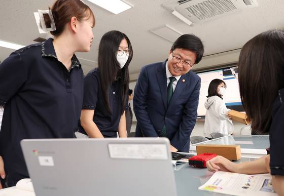 최교진 부총리 겸 교육부 장관이 15일 취임 후 첫 일정으로 고교학점제 관련 현장 의견 청취를 위해 충남 금산여고를 방문, 수업에 참관하고 있다. 교육부