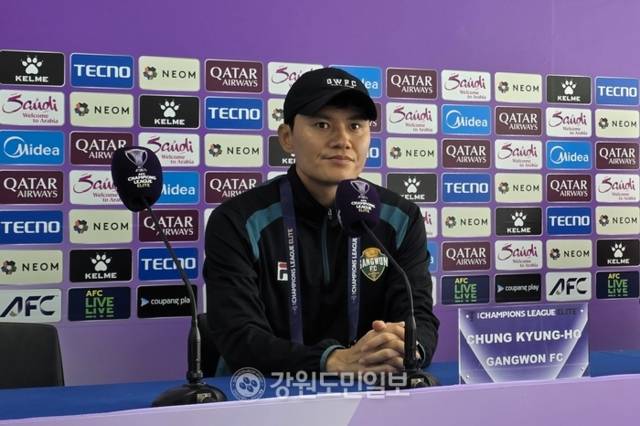 ▲ 정경호 강원FC 감독이 15일 춘천송암스포츠타운주경기장에서 열린 상하이 선화와 2025-2026 AFC 챔피언스리그 엘리트 리그 스테이지 동아시아 1차전 사전 기자회견에 참석해 출사표를 밝히고 있다. 한규빈 기자